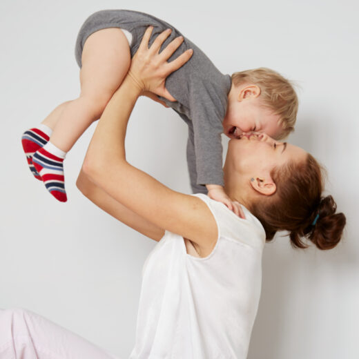 豊胸・脂肪吸引後、子どもの抱っこはいつから?育児中のダウンタイムと注意点を解説
